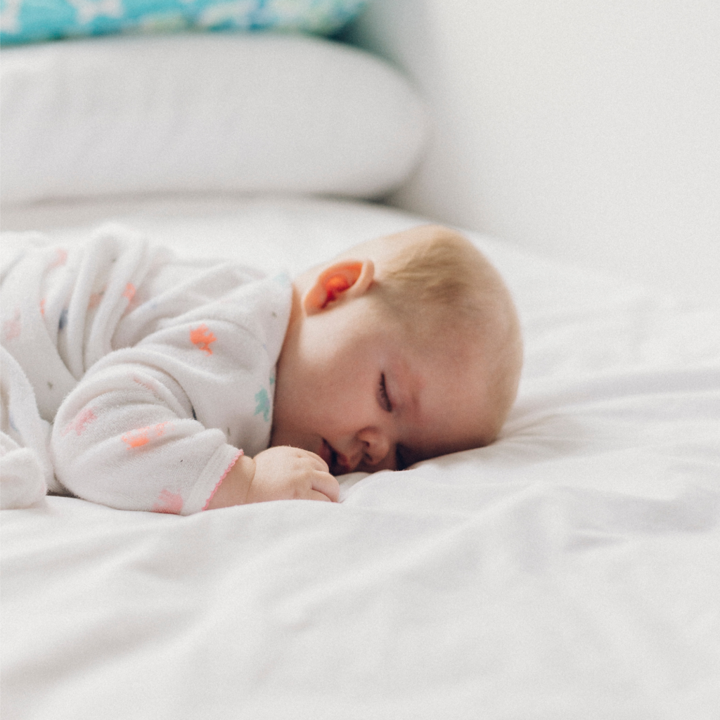 Jeune enfant profitant d'un bon sommeil réparateur