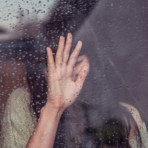 femme accablée par la tristesse