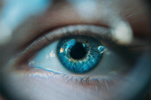 Un gros plan de l'œil bleu d'une personne